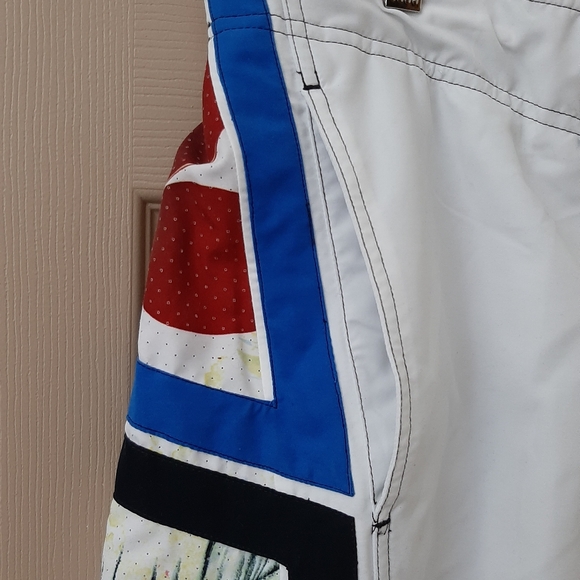 NWT SPEEDO SWIM TRUNKS - Picture 4 of 6